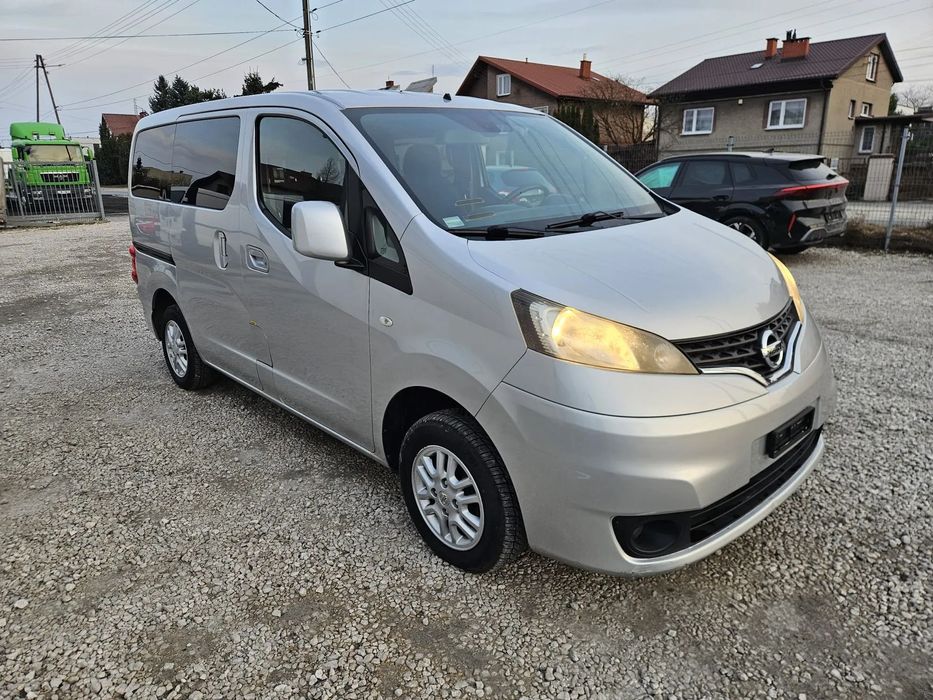 Nissan NV200 Dla niepełnosprawnych, najazd dla wózka inwalidzkiego