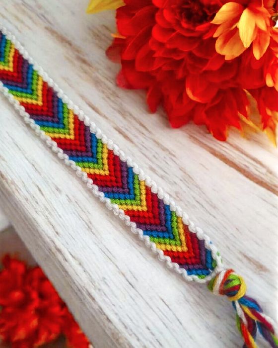 Handmade bransoletka z muliny – Tęczowa Chevron | Pride | Ręcznie robiona