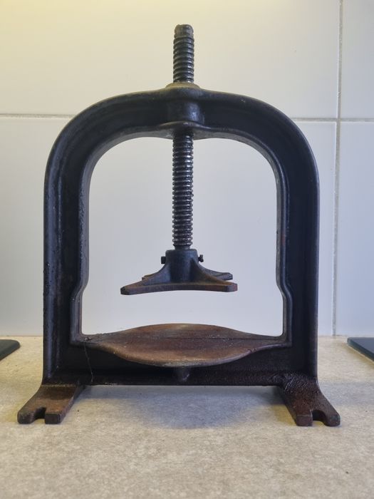 Stara zabytkowa prasa ścisk