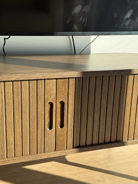 Móvel TV madeira escura 2 portas persiana