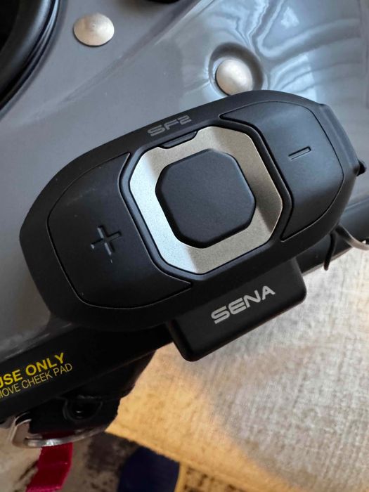 Capacete Shoei e intercomunicador