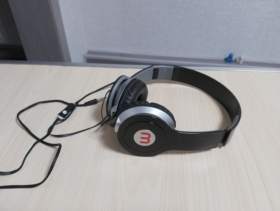 Продам наушники  с микрофоном в новом состоянии