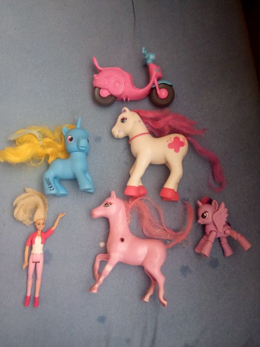 Zestaw zabawek konie i inne