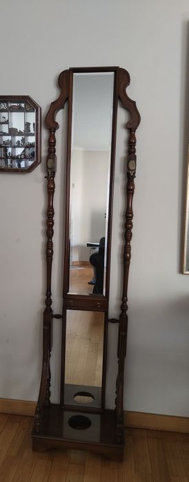 Bengaleiro antigo com espelho