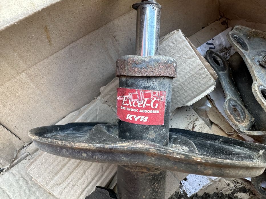 Аморизатор передній Toyota Auris Corolla 2006-2013 E140/150 стойки