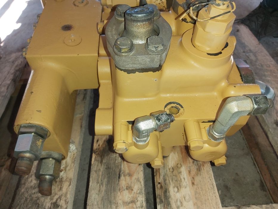 Rozdzielacz hydrauliczny ładowarka Cat 962 - części