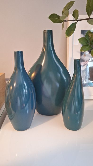 Trzy turkusowe wazony