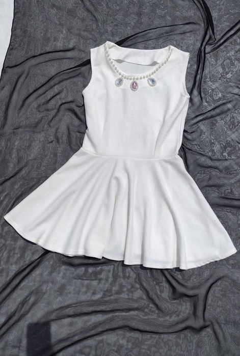 Красивое белое летнее платье с жемчугом и камнями M L