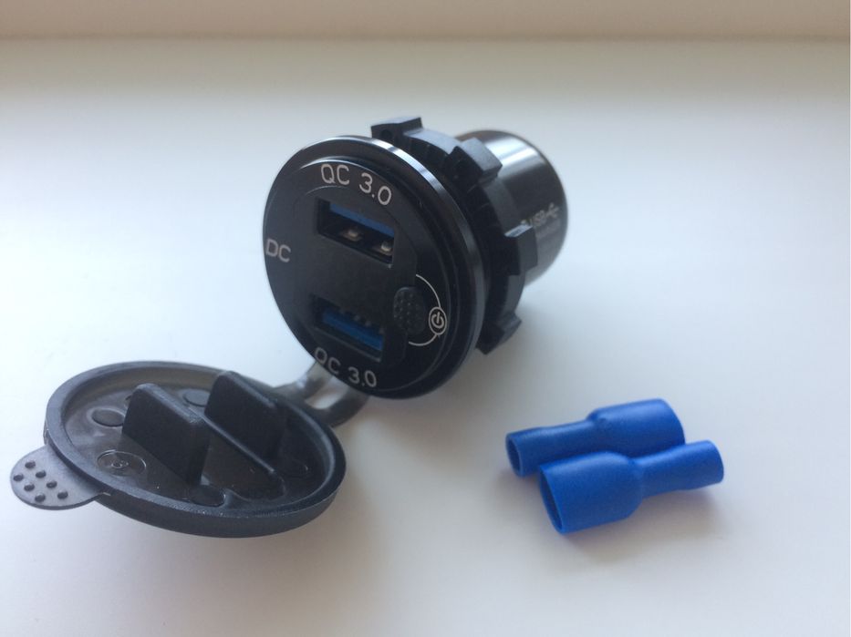 Автомобильная быстрая USB зарядка QC 3.0 с Вольтметром в авто 12 - 24V