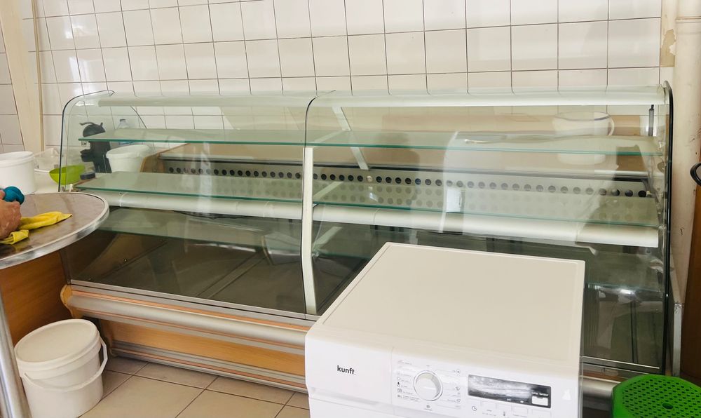 Vendo vitrine expositora (2,5m), 4 gavetas, pagamento em mãos.