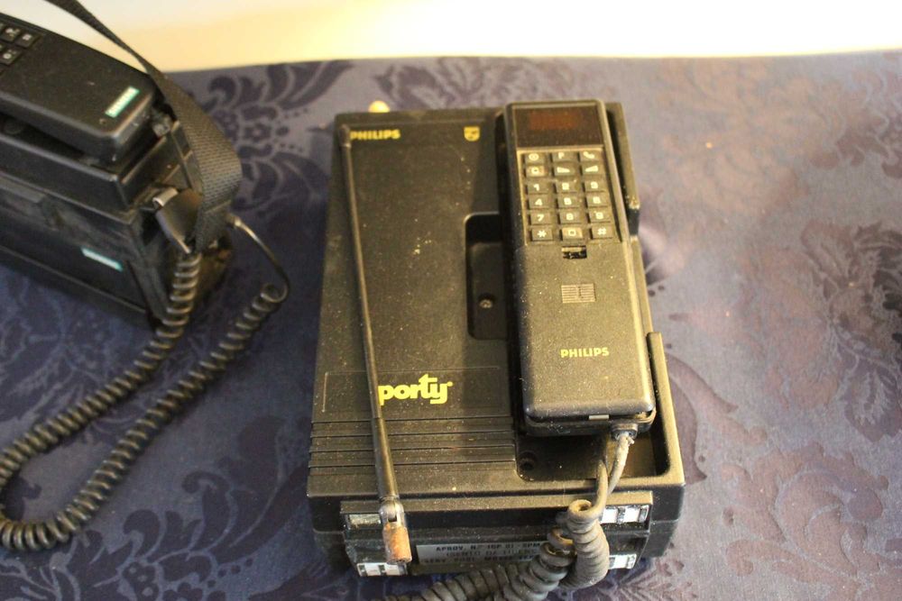 Telefones antigos portáteis , Cada70€. Peça de coleccionador