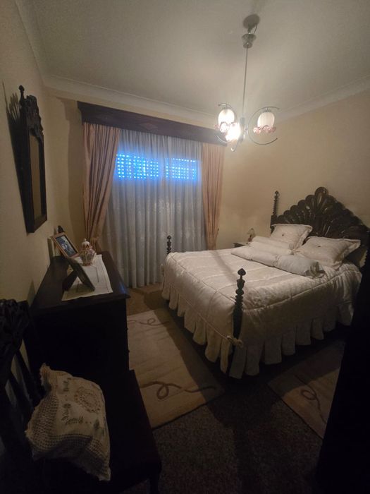 Quarto de casal como novo . Sanefa incluida .