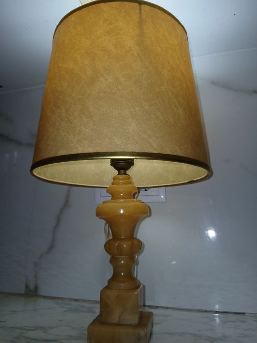 Candeeiro de mesa em pele e marfinite