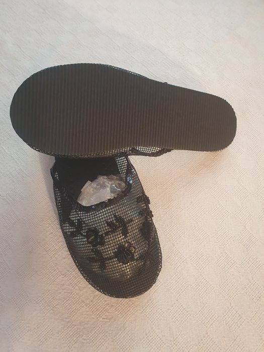 Chinelos pretos novos