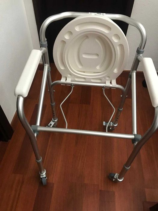 Cadeira de Duche/Sanitário Ortoger com Rodas