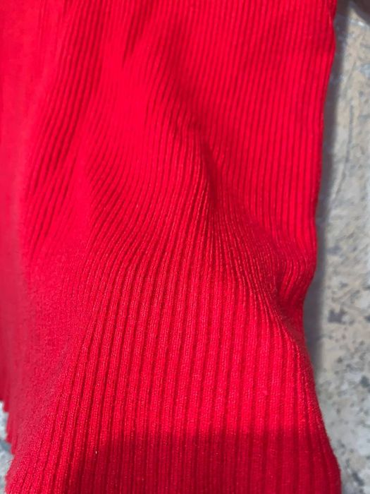 Червона кофта жіноча