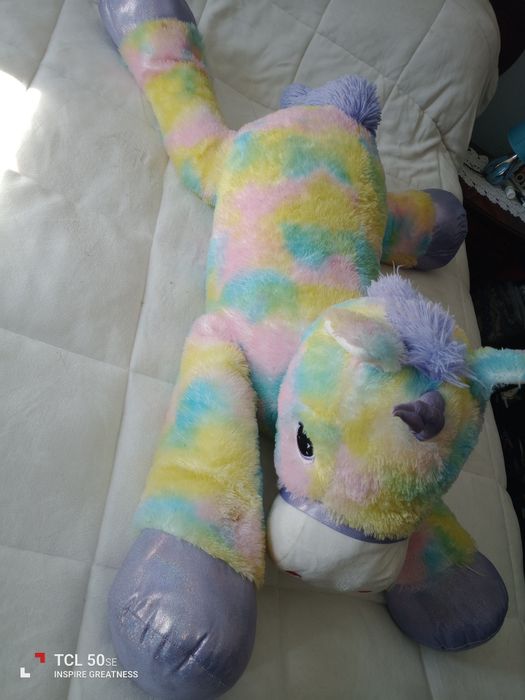 Peluche unicórnio gigante muito lindo.