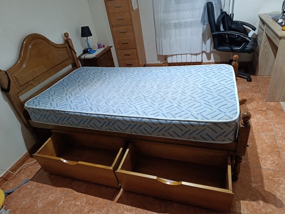 Cama de solteiro com mesinha de cabeceira