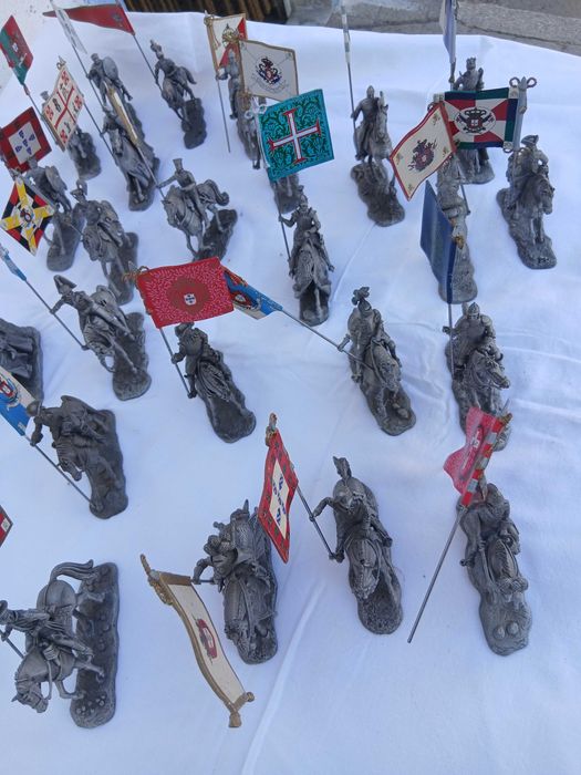 Vende-se coleção de statuetas