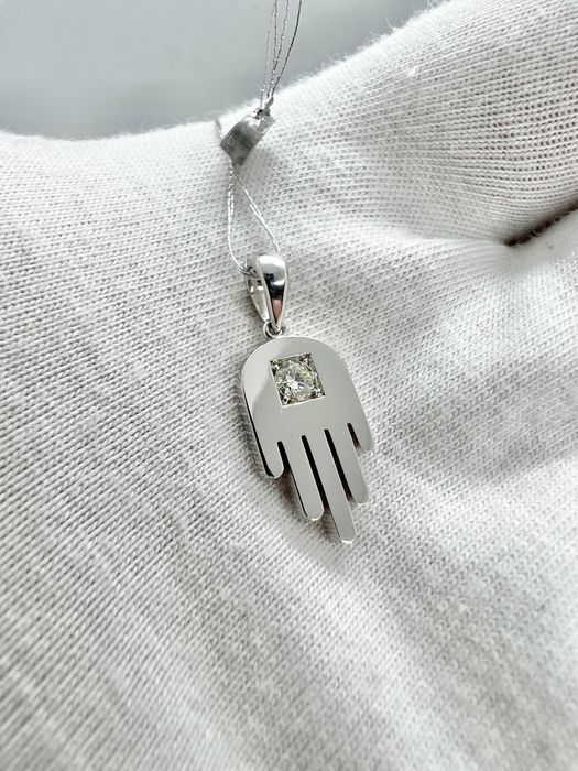 Золотой кулон и серьги с бриллиантами.