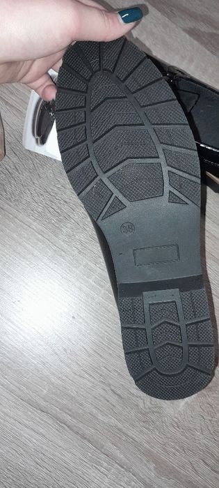 Sapatos pretos com detalhe