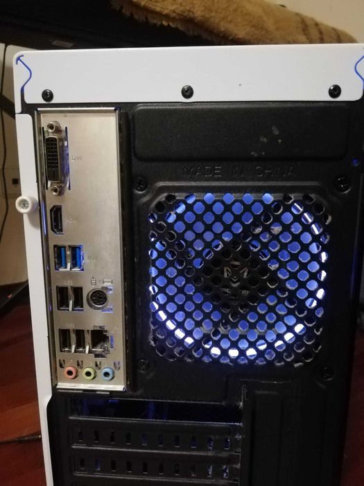 PC em torre com windows incluido