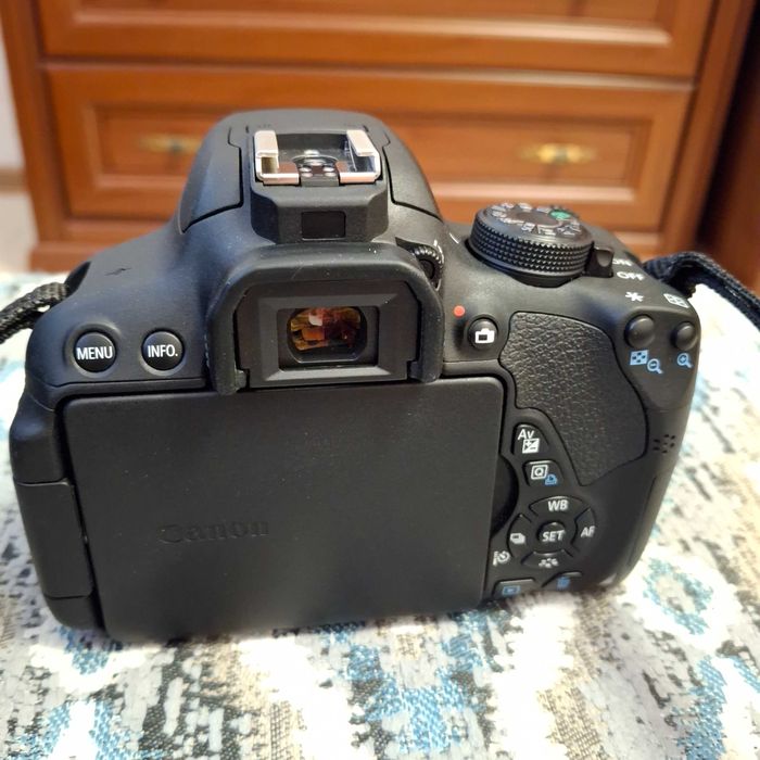 Canon EOS 700D + kit 18-135mm объектив идеальное состояние