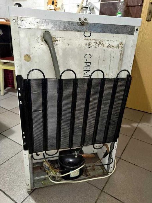 Lodówka Indesit mała na wysokość blatu ( uszkodzona )