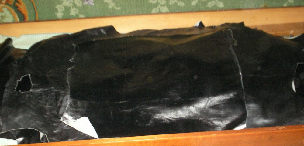 продается  черная  кожа