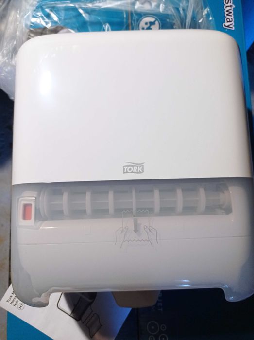 Dozownik ręczników papierowych w roli H1 Tork Matic® Biały