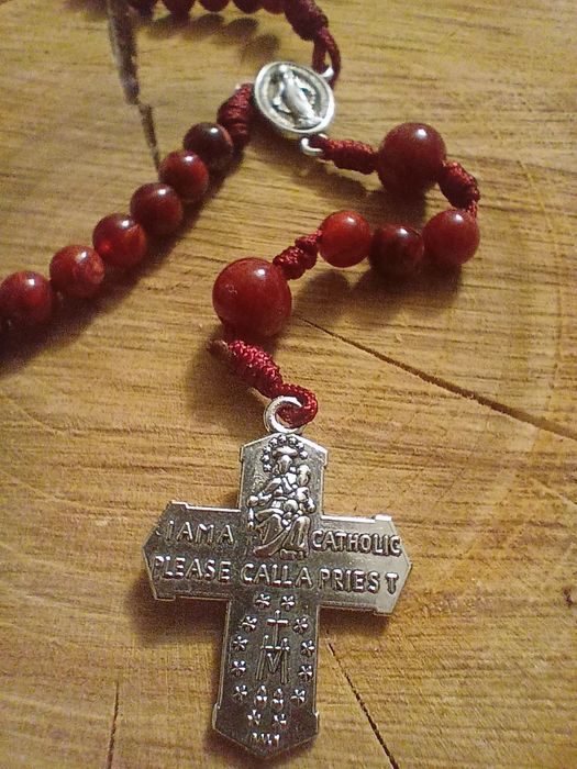 Marmurkowa czerwień - różaniec na sznurku - handmade