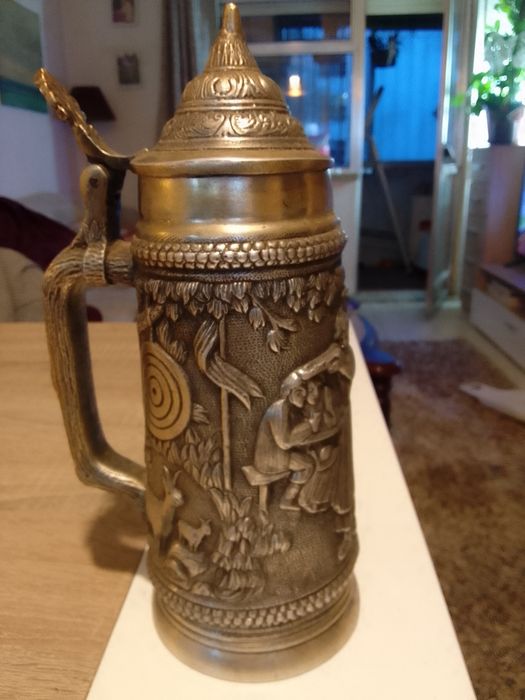 Caneca antiga de cerveja em estanho