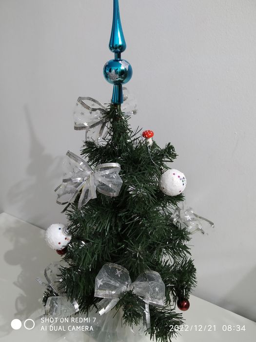 Mała choinka z ozdobami