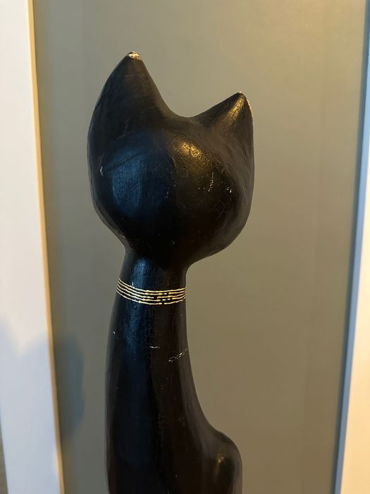 Duża drewniana figurka kota