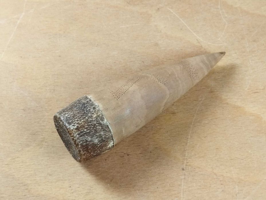 Ornamento Africano em Madeira e Couro