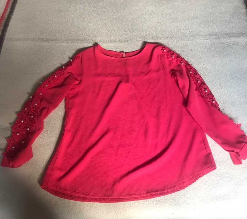 Blusa cor de rosa com bolinhas