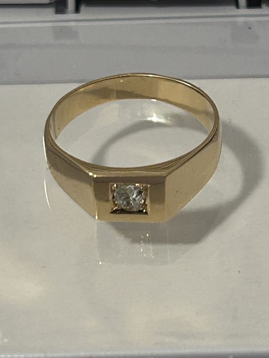 Zloty sygnet z diamentem