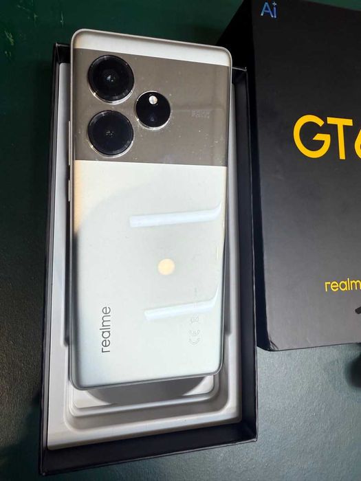 Не вмикається Смартфон Realme GT 6 16/512 на запчастини торг