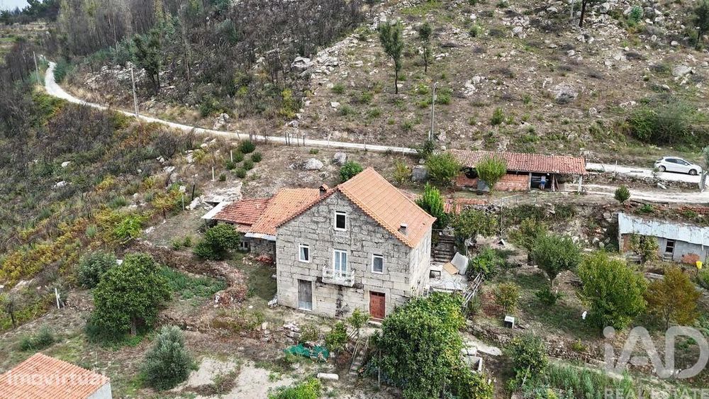 Moradia isolada T3 em Avô de 55 m2
