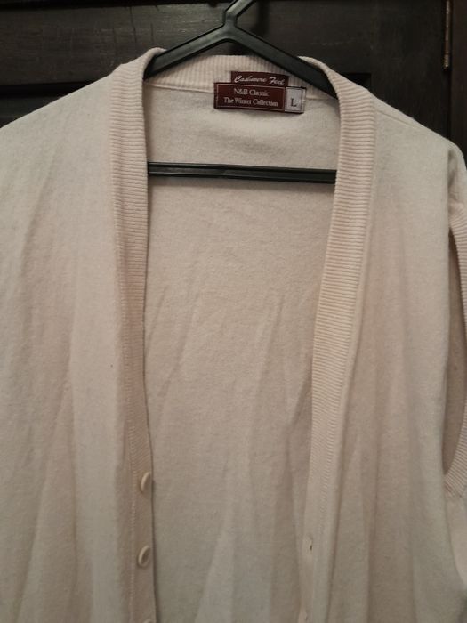 Colete masculino, em caxemira,de malha bege claro com botões frontais.