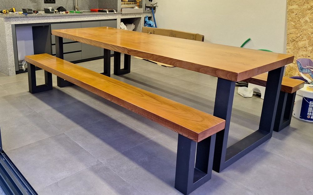 Mesa de Madeira maciça com pés em ferro