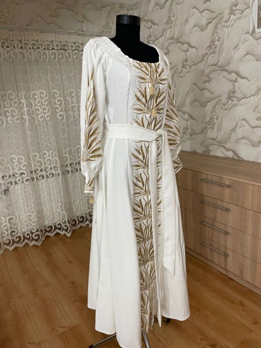 Продам вишитий комплект: жіноча сукня + чоловіча сорочка.