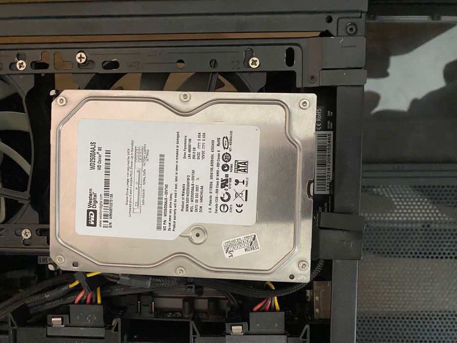 Komputer Intel i7  z dwoma monitorami