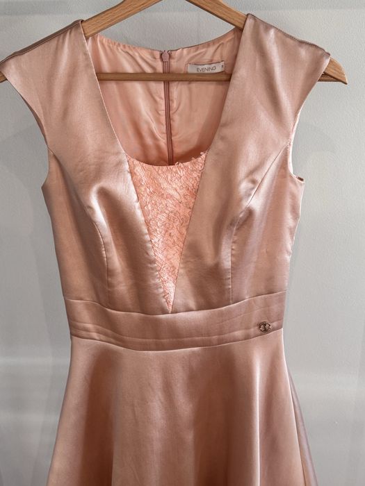 Simple: jasnoróżowa połyskująca sukienka