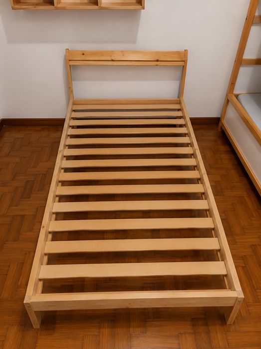 Vendo cama pinho solteiro com estrado