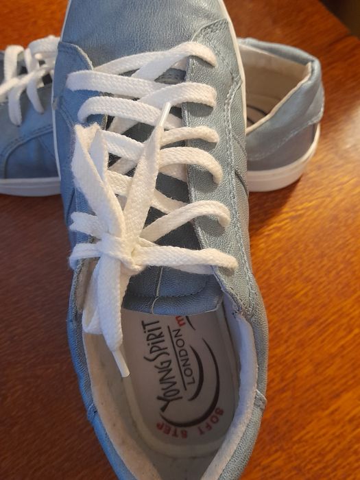 Кроссовки женские