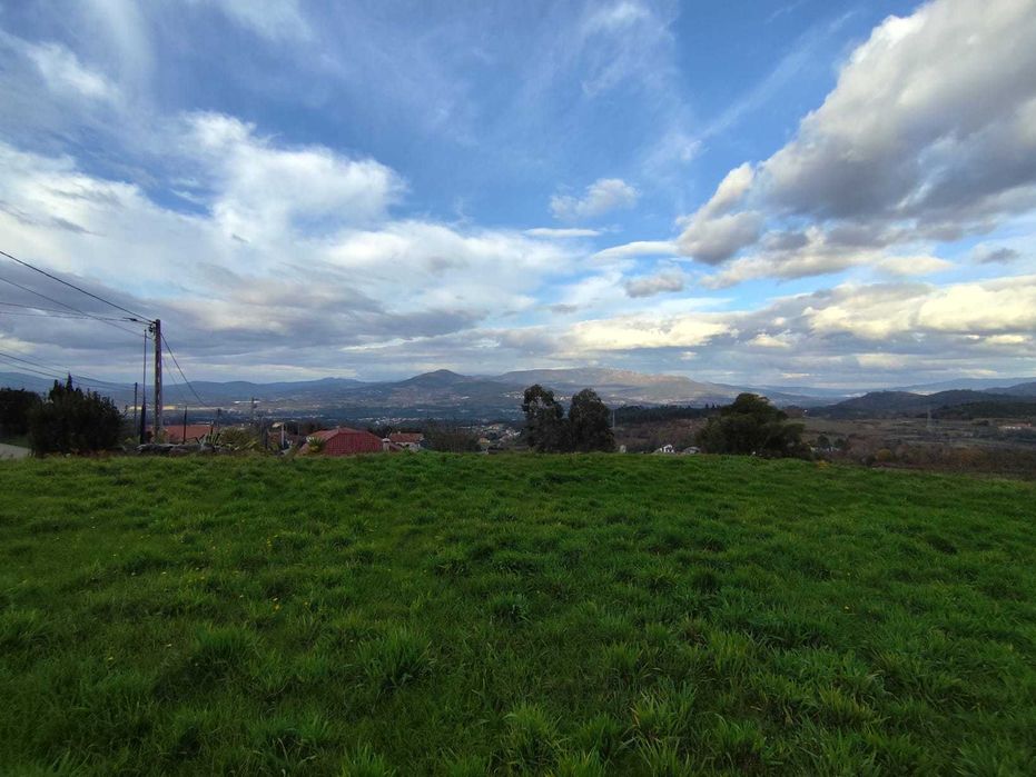 Lote de Terreno Construção de Moradia, com 648 m², em Longos Vales.