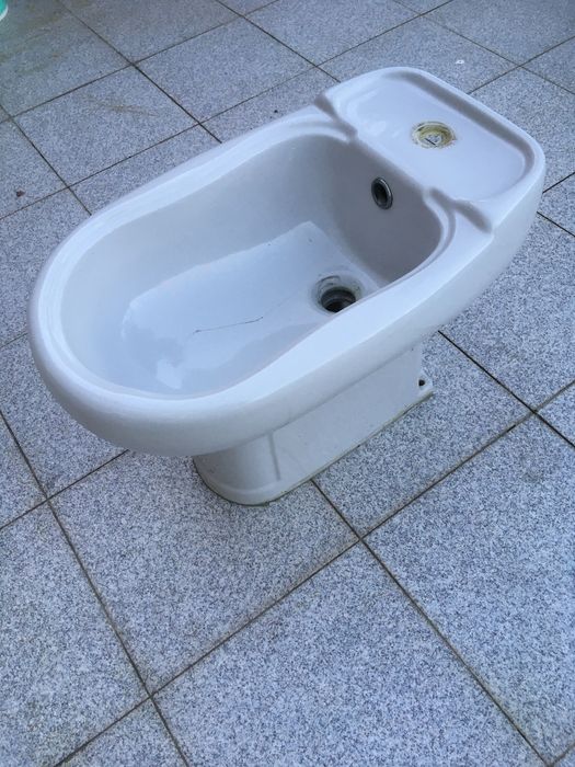 Conjunto de Lavatório c/Coluna e Bidé + Bidé Valadares e Lavatório Grande Sanilusa.