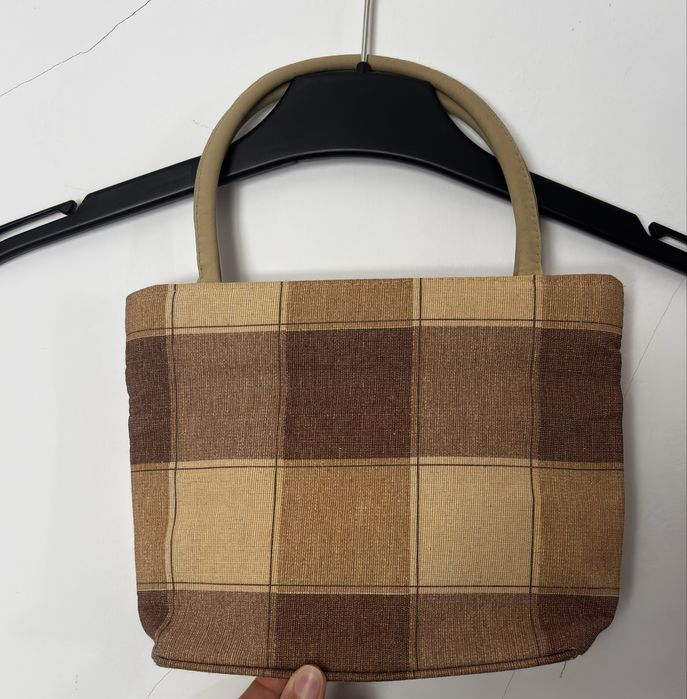 Mala de mão xadrez bege e castanho