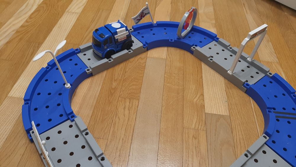 Дорога, трек з машинкою, яка їздить.